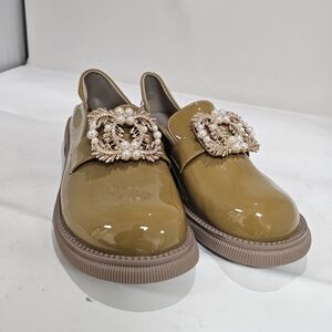 Elegant Women's Loafers with Pearl Embellishment